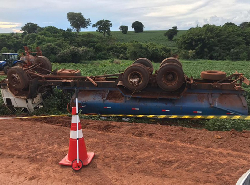 Caminhão-pipa tomba, mata duas crianças, e motorista é preso por homicídio em Salto Grande