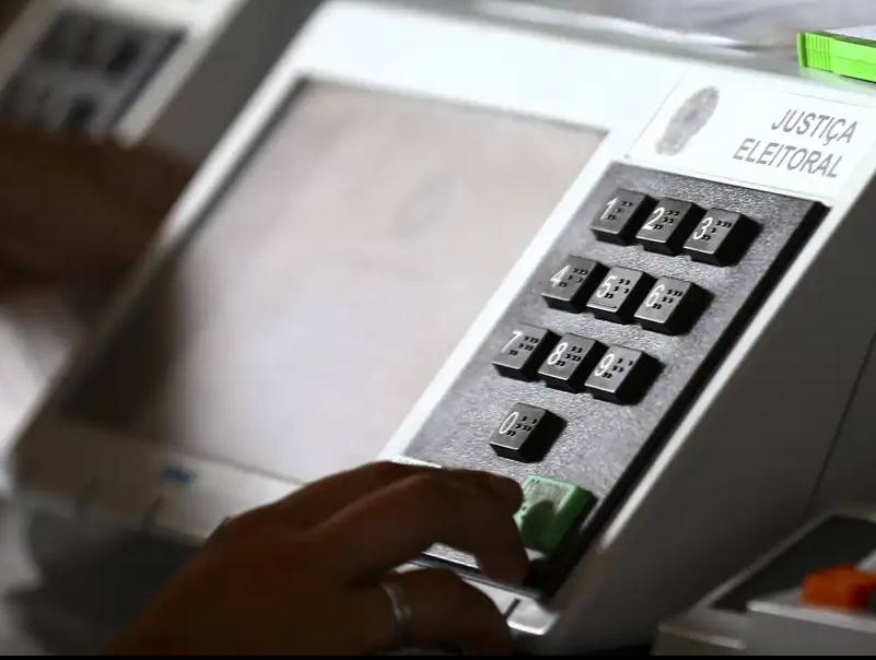 Onze governadores renunciam para disputar eleições de outubro