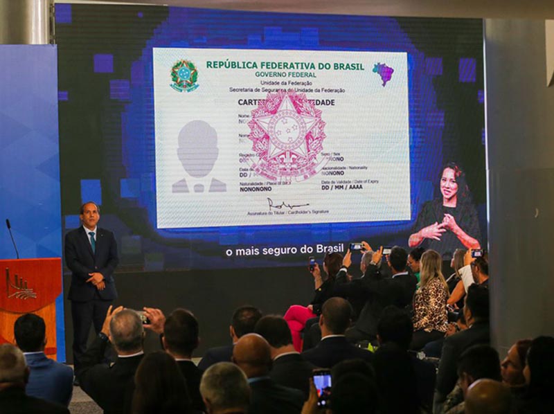 Governo entrega primeiras carteiras de identidade nacional