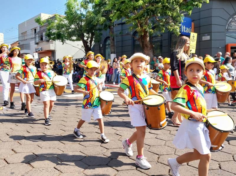Desfile de 7 de Setembro reúne escolas, entidades e grupos em Paraguaçu Paulista