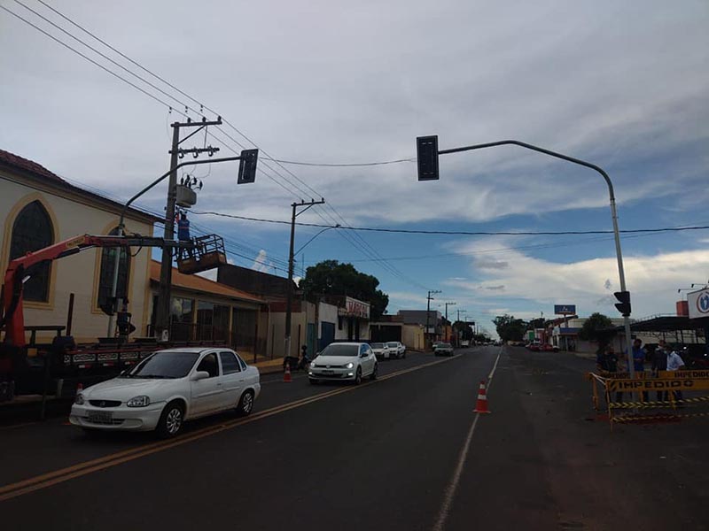 Prefeitura instala semáforo para pedestres na Sete de Setembro