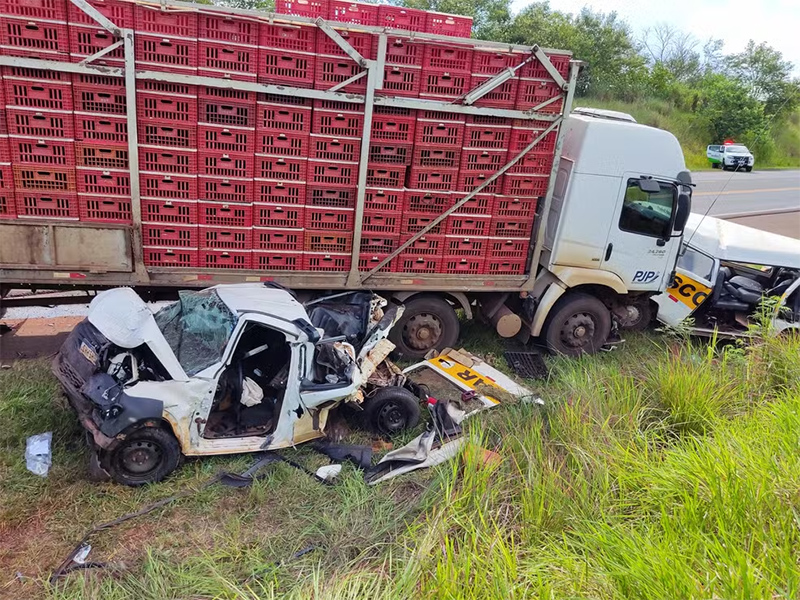 Caminhão faz strike e acidente envolvendo sete veículos deixa feridos em rodovia de Ibitinga