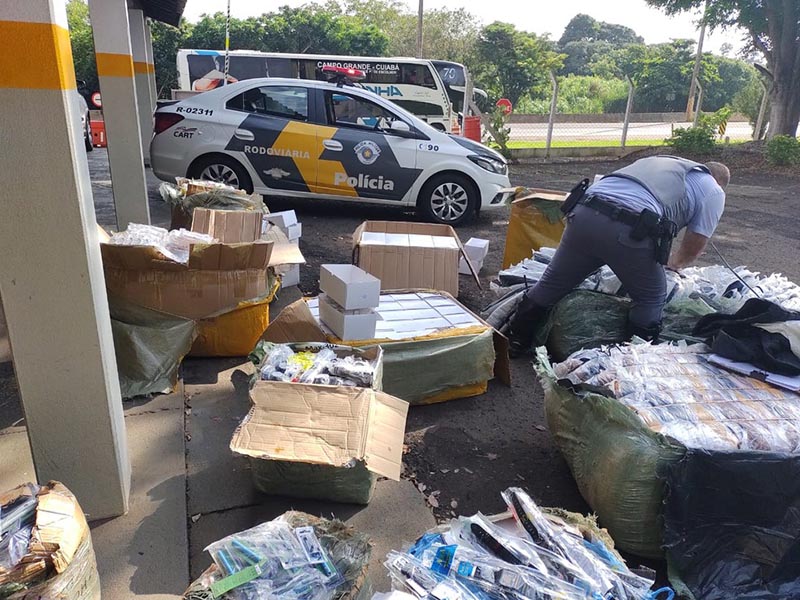 Passageiro de ônibus é flagrado com milhares de produtos contrabandeados em Assis