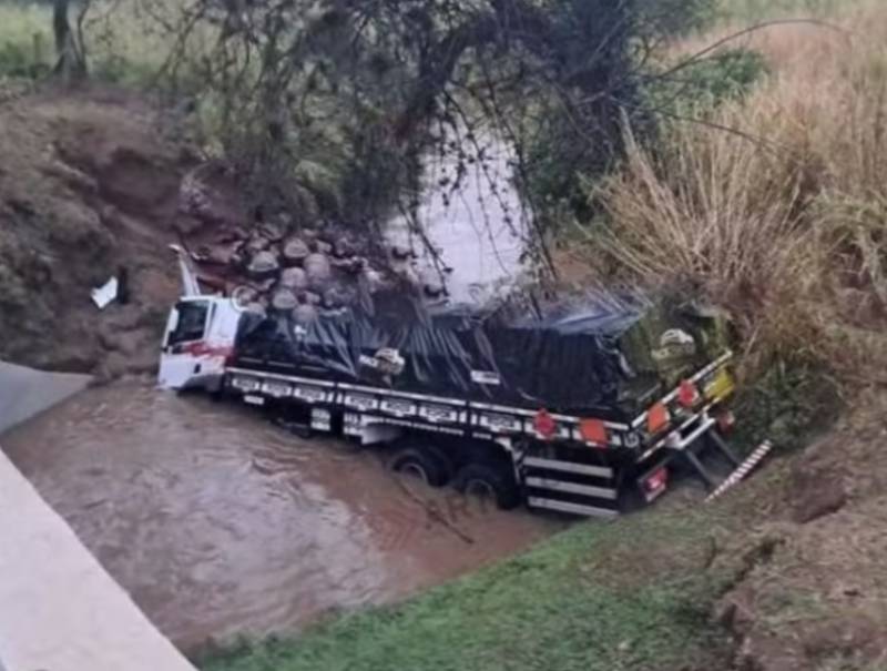 Caminhão com mais de uma tonelada de tinta tomba e cai em córrego em Maracai