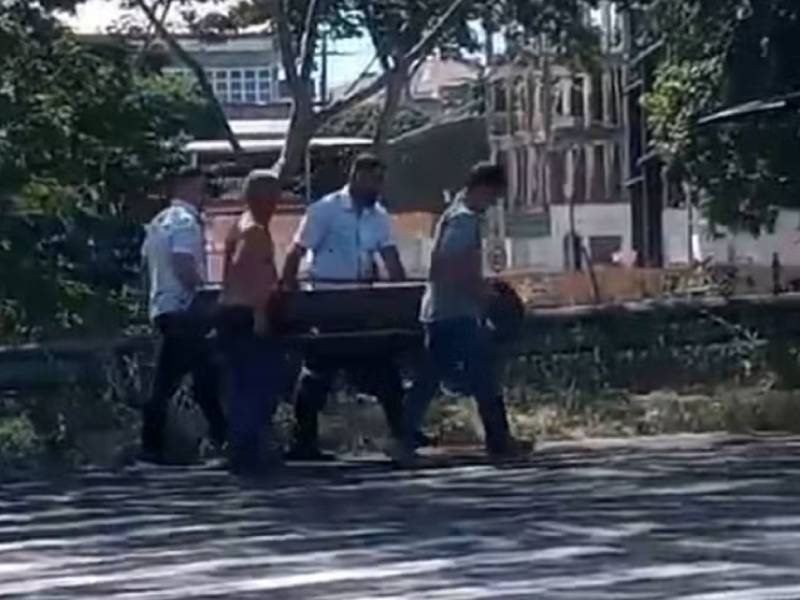 Caixão cai de carro funerário em cruzamento de avenidas em Presidente Prudente