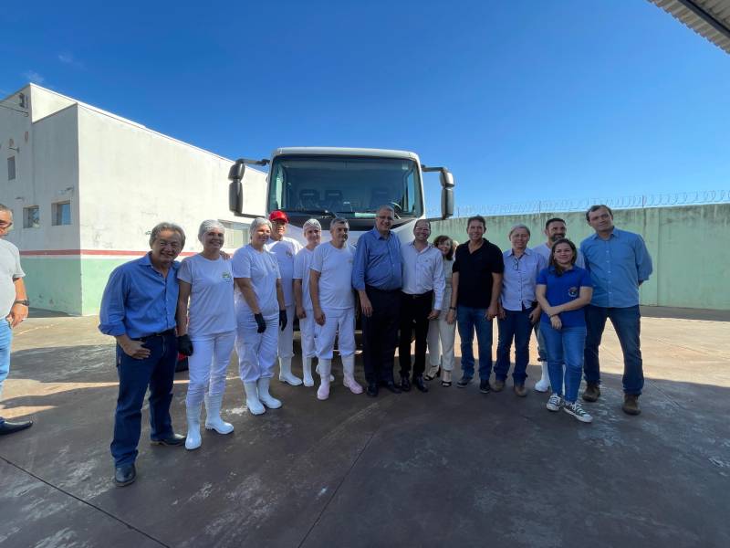 Associação de Produtores de Leite de Paraguaçu recebe caminhão isotérmico da prefeitura