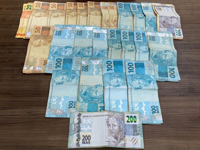Polícia investiga a origem de mais de R$ 22 mil encontrados no armário de suspeito em Paraguaçu