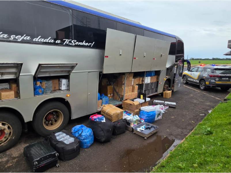 Polícia Rodoviária apreende ônibus com mercadorias em descaminho em Santa Cruz do Rio Pardo
