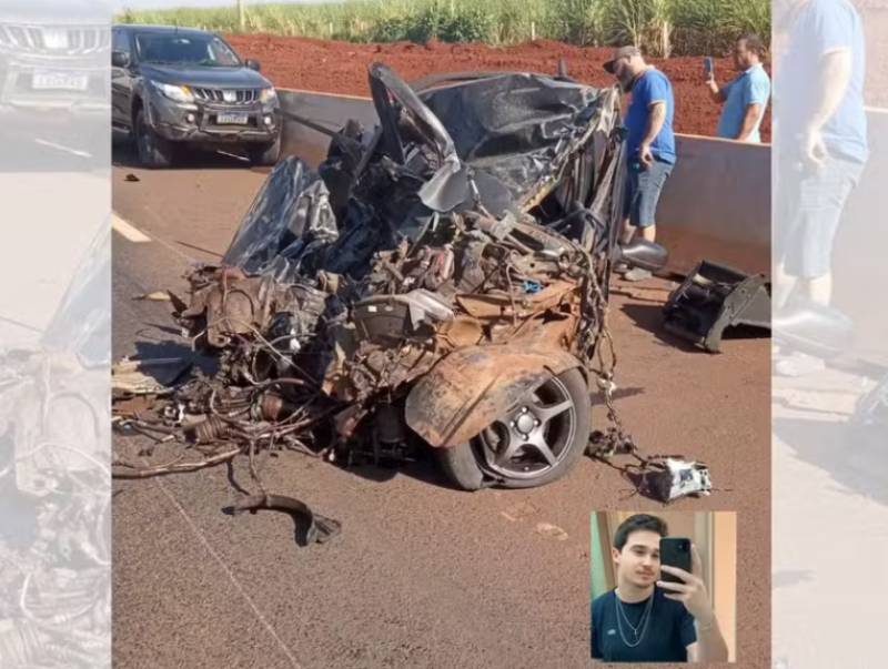 Jovem morre após bater contra carreta e caminhonete em rodovia de Tarumã; carro ficou destruído