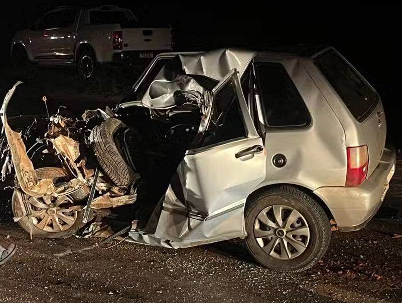 Homem morre em acidente entre carro e ônibus em rodovia  entre Lins e Sabino; veículo fica destruído