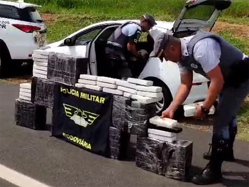 Motorista é preso com mais de 227kg de maconha em porta-malas e banco de veículo em Martinópolis