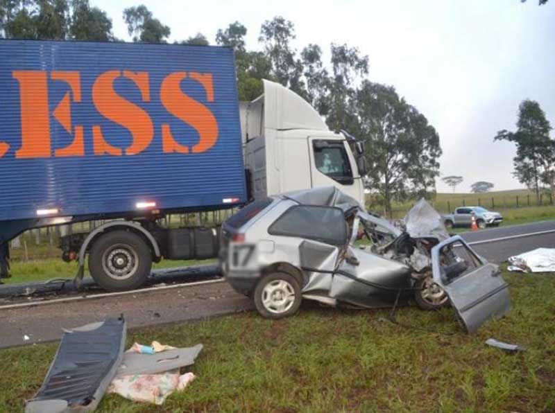 Idoso morre após acidente entre carro e caminhão na SP-421 em Oscar Bressane