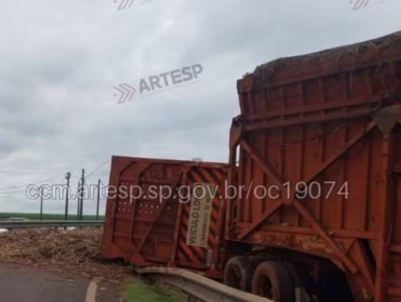 Carreta de cana-de-açúcar tomba e interdita Rodovia Raposo Tavares por 5 horas em Ibirarema