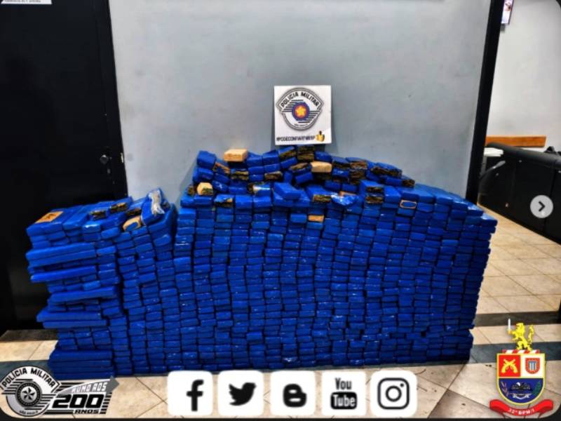 Mais de meia tonelada de maconha é apreendida em veículo com placa adulterada em Assis