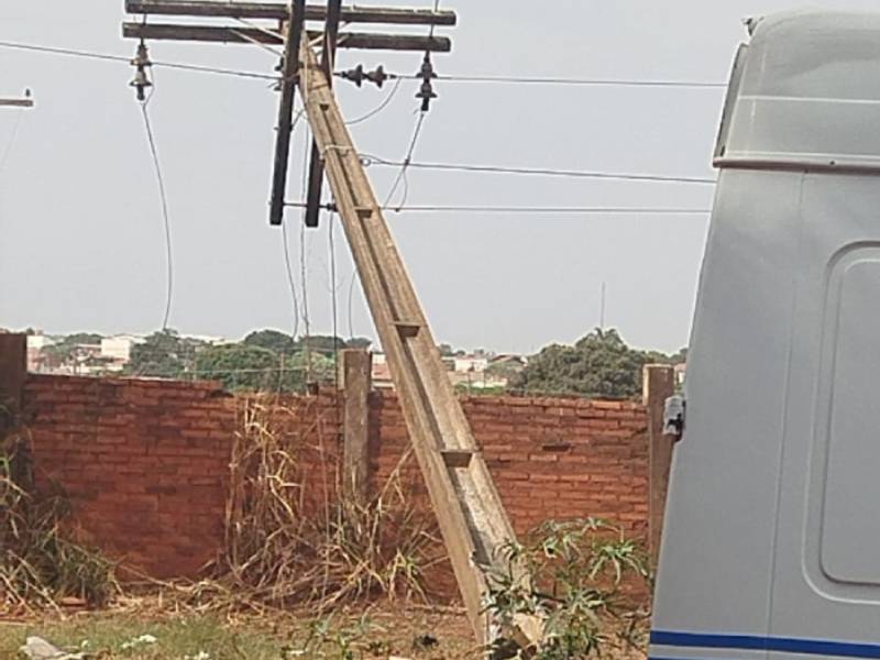 Em Assis, veículo colide contra poste e impacta o fornecimento da energia para mil clientes