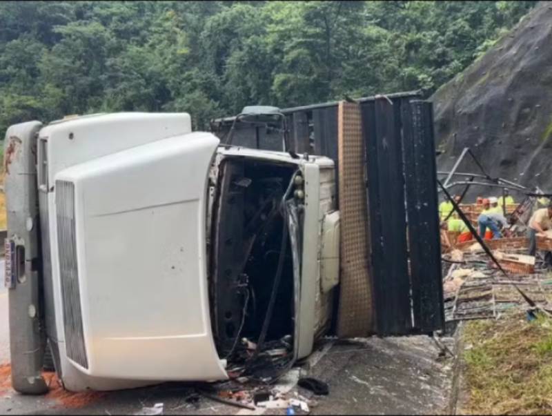 Caminhão com mais de 3 mil frangos tomba na Serra de Botucatu