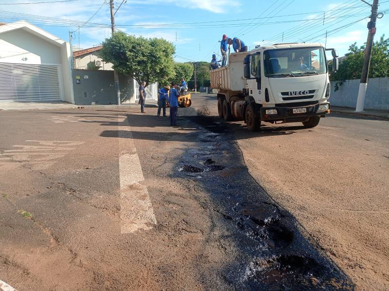 Departamento de Obras realiza mais uma etapa da Operação Tapa Buracos em ruas de Paraguaçu Paulista