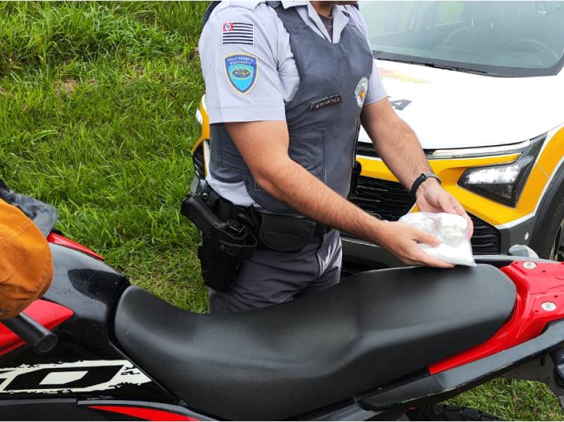 Polícia Rodoviária prende motociclista com crack e cocaína em Tupã