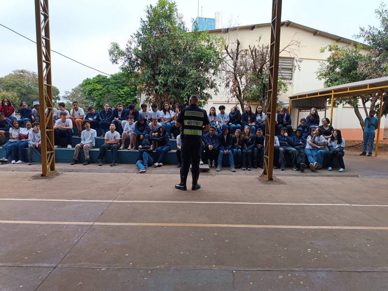 Estudantes da Escola Municipal Cleia Caçapava recebem orientações da Campanha Maio Amarelo