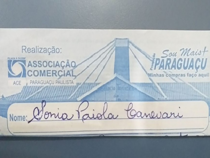 Cliente de papelaria é ganhadora da moto da Associação Comercial do Dia das Mães