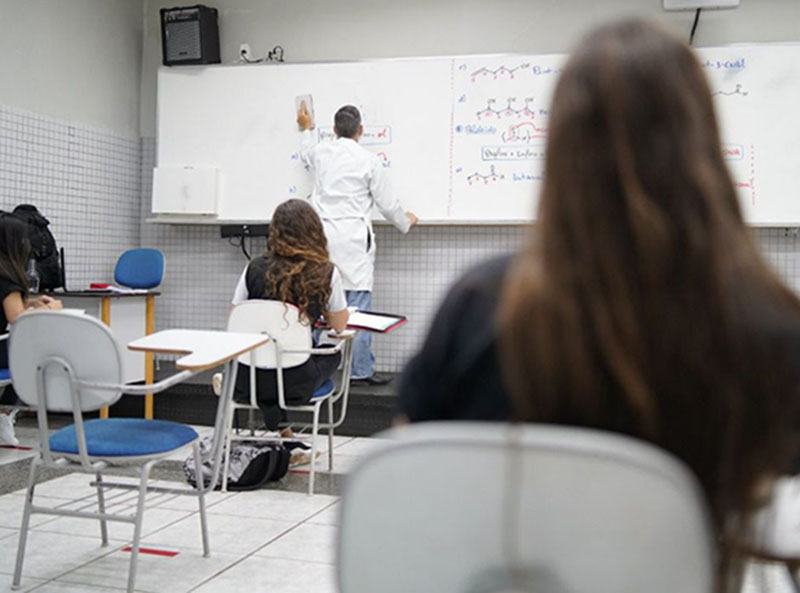 Professores da rede pública de SP fazem greve de aulas presenciais