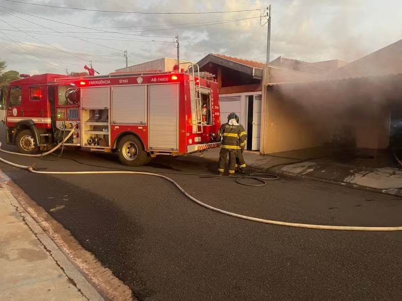Incêndio atinge casa em condomínio e mobiliza bombeiros de Assis