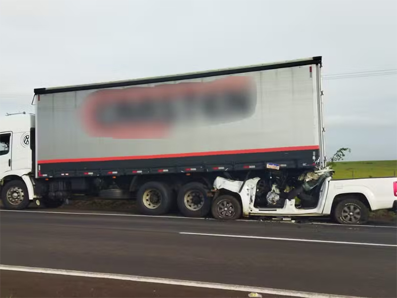 Caminhonete fica embaixo de carreta após colisão traseira no interior de SP; tio e sobrinho morreram