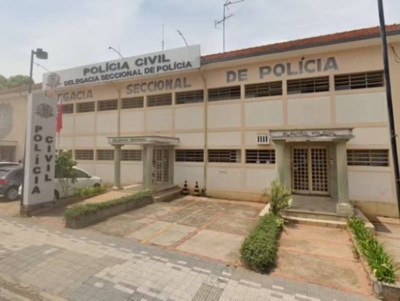 Mãe denuncia  professora após negar ida ao banheiro e aluna de 7 anos urina na roupa em  Lins