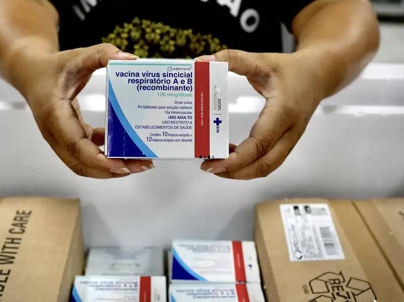 Governo começa a distribuir vacina contra vírus sincicial respiratório