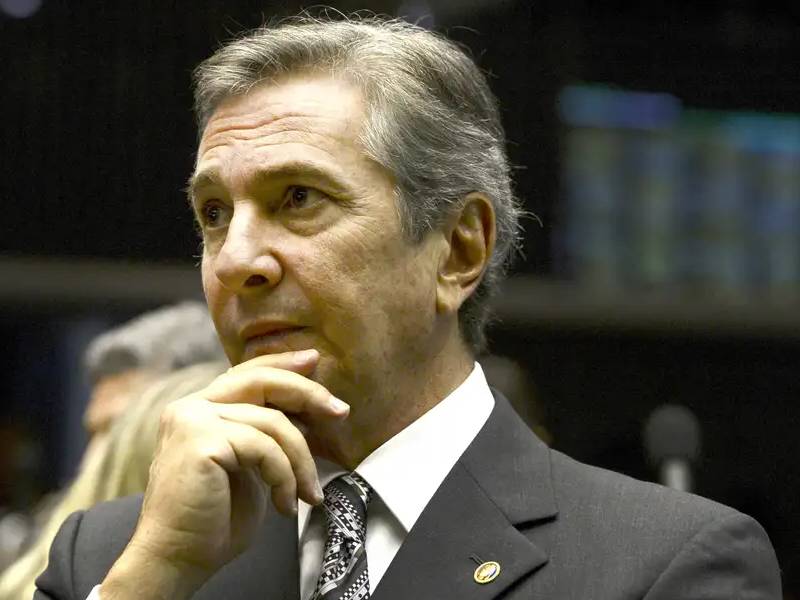Ex-presidente Fernando Collor deixa presídio para cumprir pena em casa