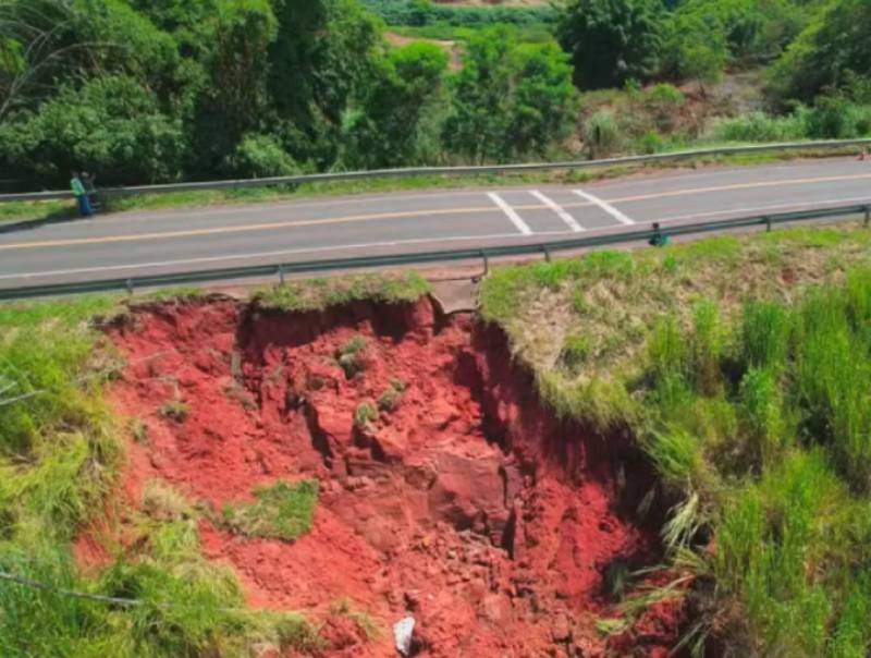 BR-153 tem nova rota para veículos leves em trecho interditado por erosão em Marília; veja desvios