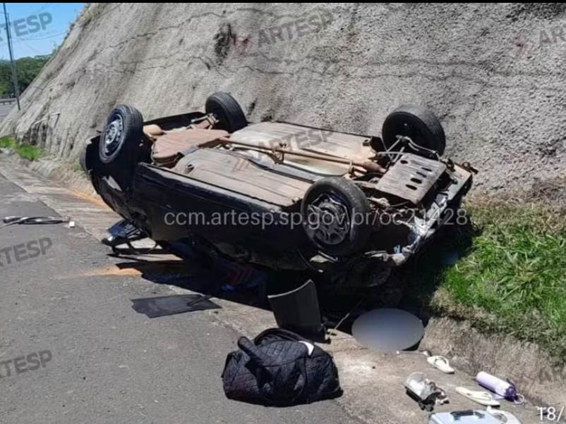 Passageira morre após ser arremessada de carro em capotamento na rodovia SP-333