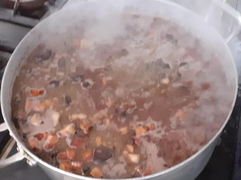 Hoje é dia de feijoada completa e irresistível do Turquinho Restaurante