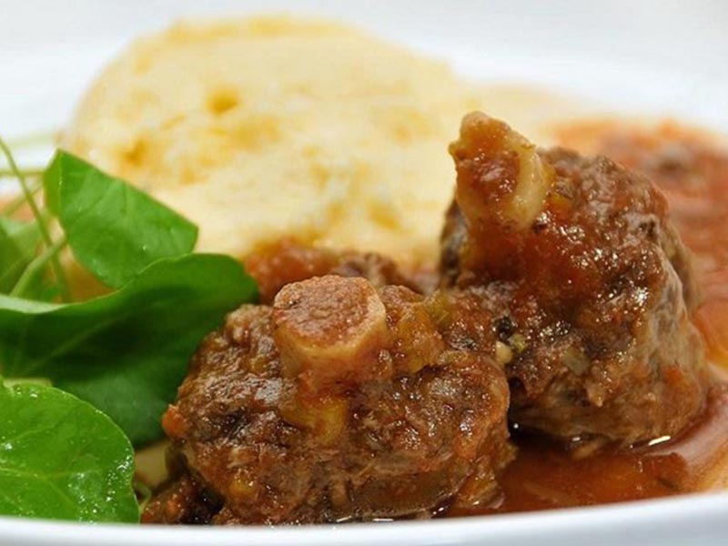 Hoje é dia de rabada com polenta no Restaurante Turquinho!