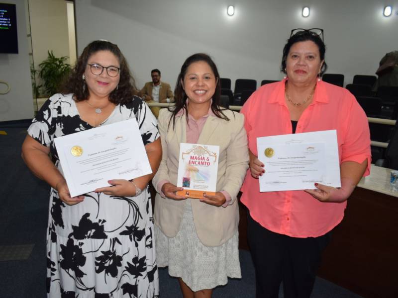 Câmara parabeniza as professoras Valdina e Valdineia por lançamento de revista pedagógica