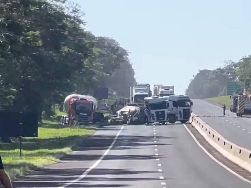 Motociclista morre em acidente envolvendo três caminhões, carro e a moto no interior de SP
