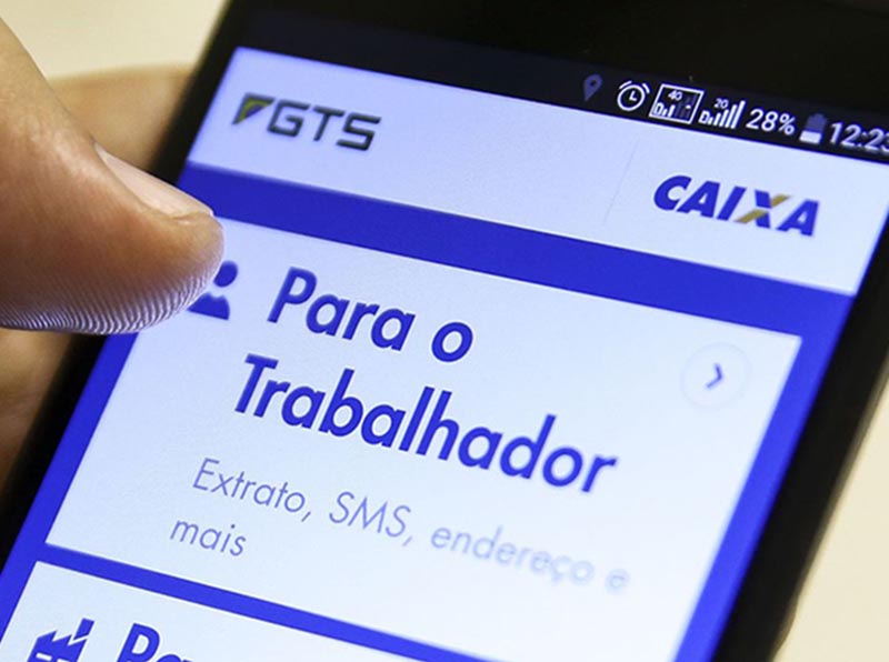 Entenda como aposentado que trabalha pode sacar FGTS