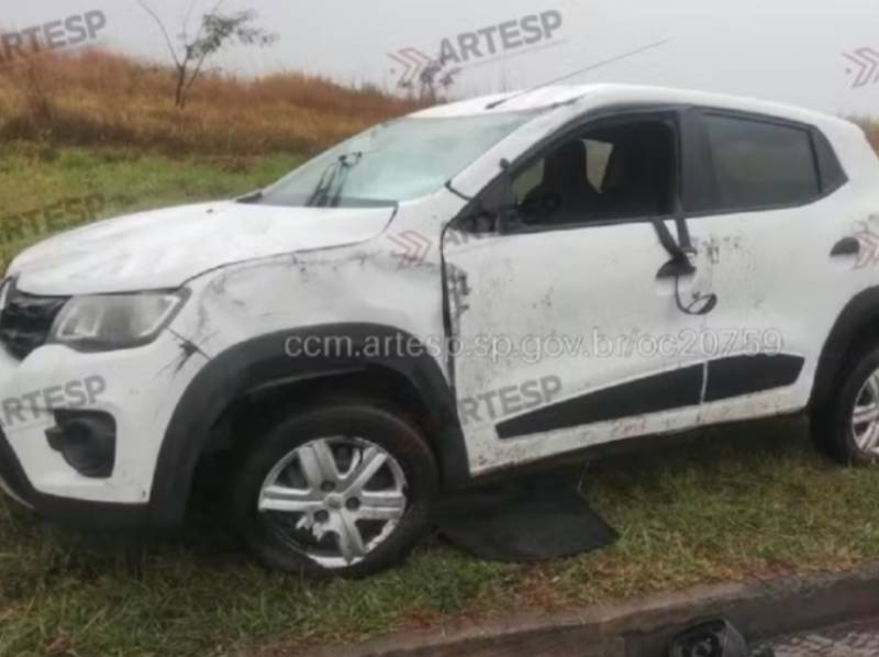 Carro capota durante chuva na SP-294 e uma pessoa fica ferida em Marília