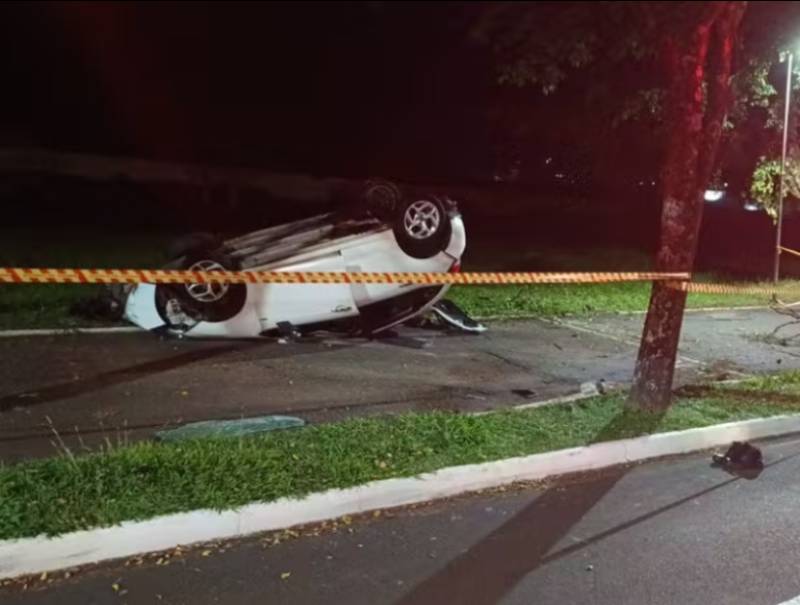Motorista capota carro e invade pista de caminhada em Marilia