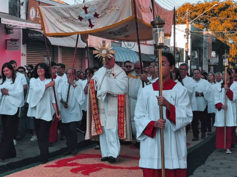 Missa e procissão de Corpus Christi atraem multidão e emocionam em Paraguaçu Paulista