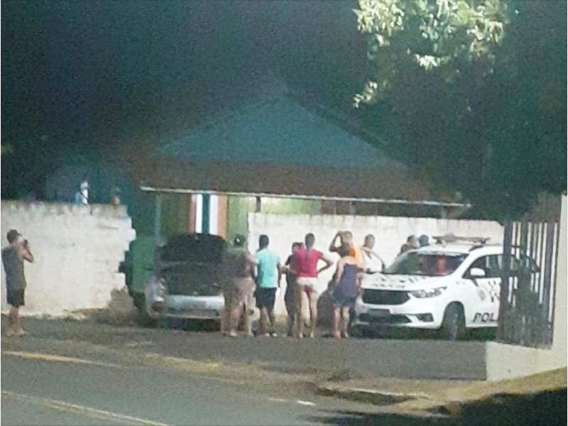 Veículo bate e derruba parte de muro de residência em Paraguaçu Paulista