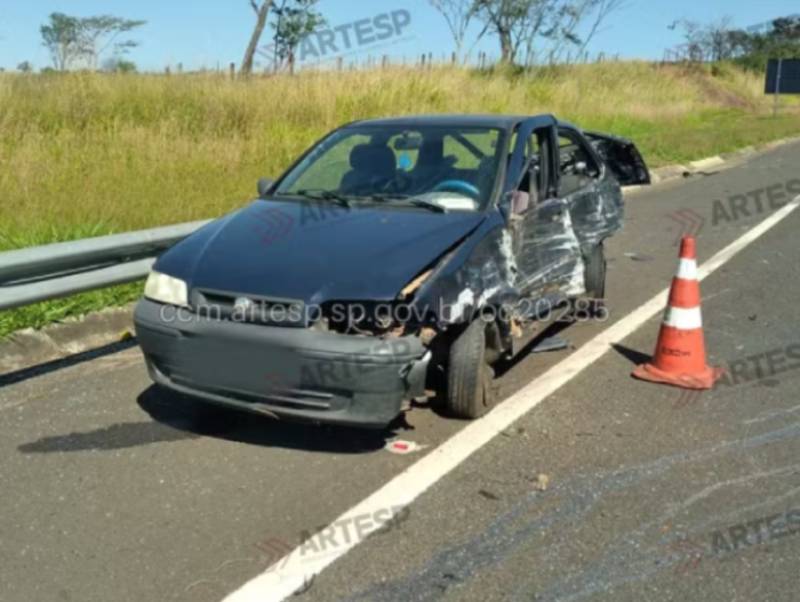 Batida de frente entre dois carros deixa feridos em rodovia de Martinópolis