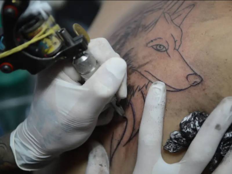 CFM proíbe anestesia para a realização de tatuagens