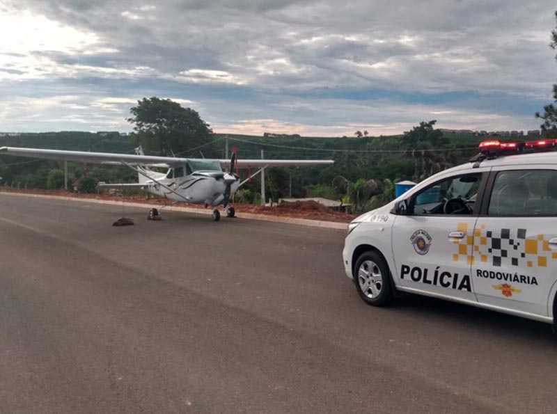 Avião faz pouso forçado em rodovia de Marília