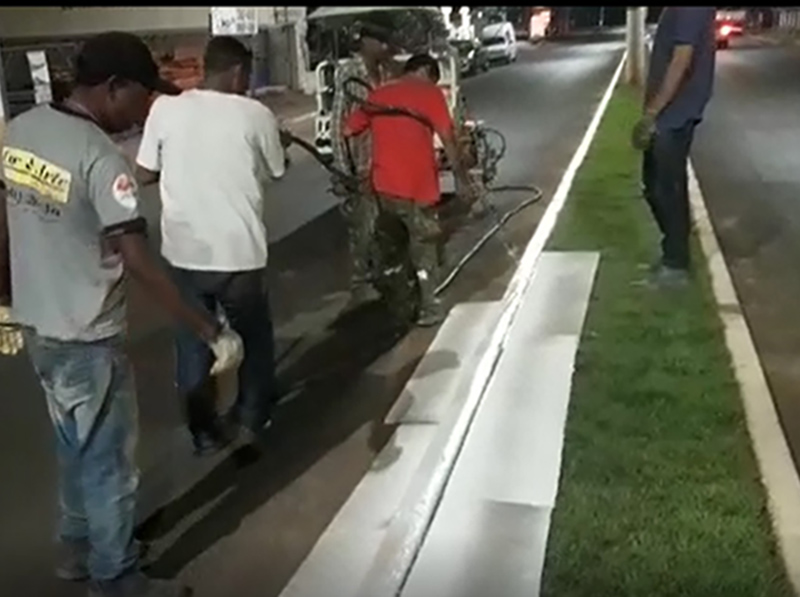 Prefeitura de Paraguaçu realiza a pintura de guias até de madrugada