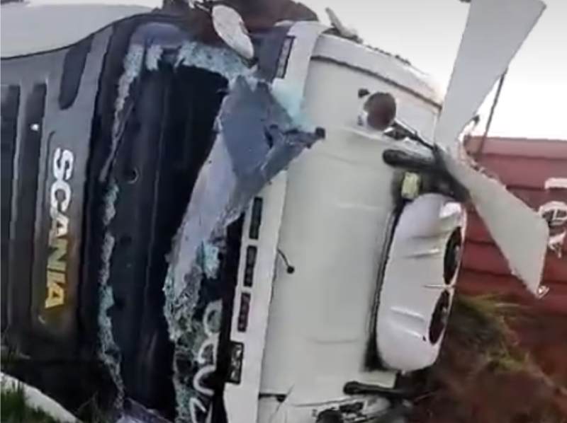 Caminhão transportando placas solares tomba na alça de acesso a Paraguaçu pela Raposo Tavares