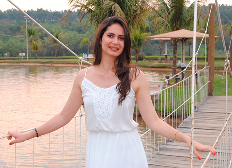 Cheia de atitude, Amanda Caroline espalha encanto e charme