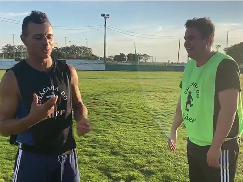 Caio Bras desafia o jogador Eder 'Loko' em uma disputa muito divertida