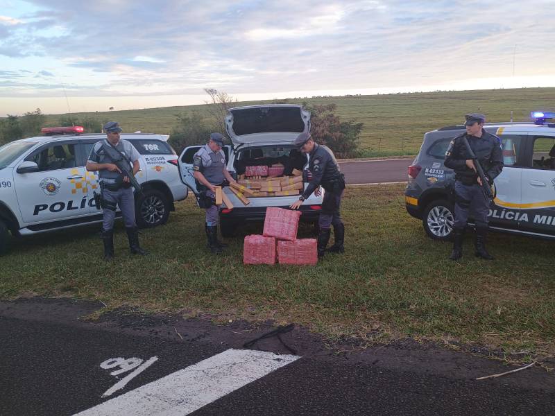 Traficante é preso com mais de 1.000 tijolos de maconha em rodovia de Santa Cruz do Rio Pardo
