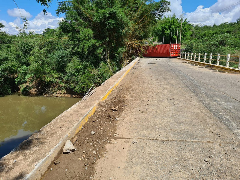 Acidente com caminhão interdita vicinal que liga Tupã a Quatá